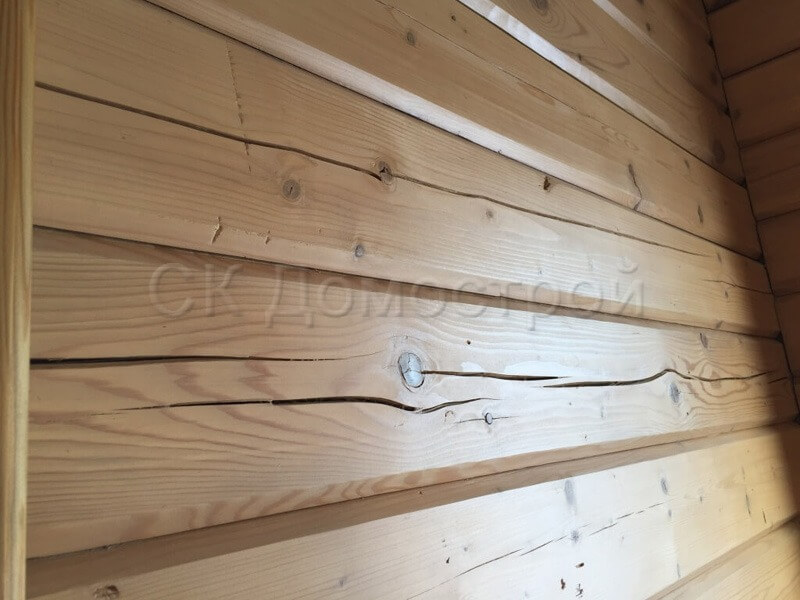 Чем заделать трещины в брусе дома